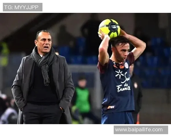 百名儿童与足球明星激烈对抗赛展开 谁能笑到最后精彩纷呈