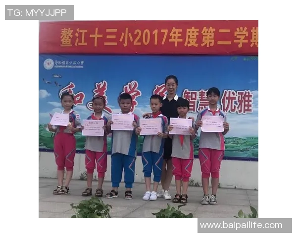 足球巨星与小球童并肩同行见证梦想启航的感人时刻